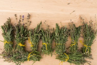 ahşap arka plan üzerinde otlar kümesi