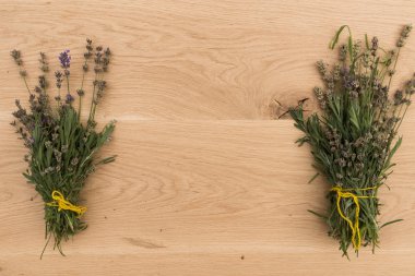 ahşap arka plan üzerinde otlar kümesi