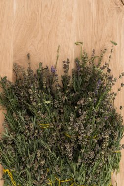 ahşap arka plan üzerinde otlar kümesi