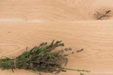 ahşap arka plan üzerinde otlar kümesi