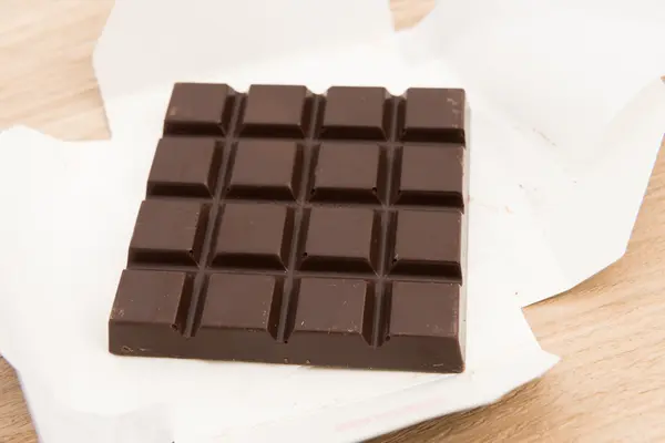 テーブルのクローズ アップのチョコレートのバー — ストック写真