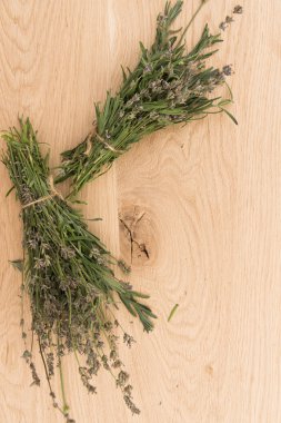 ahşap arka plan üzerinde otlar kümesi