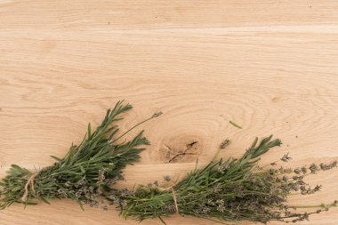 ahşap arka plan üzerinde otlar kümesi