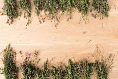 ahşap arka plan üzerinde otlar kümesi