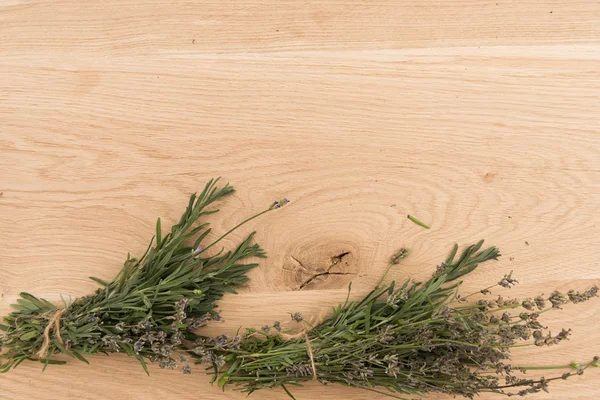 ahşap arka plan üzerinde otlar kümesi