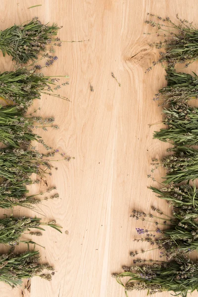 Набор трав на деревянном фоне — стоковое фото