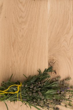 ahşap arka plan üzerinde otlar kümesi