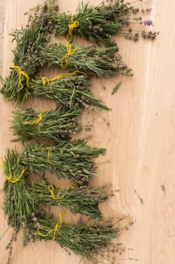 ahşap arka plan üzerinde otlar kümesi