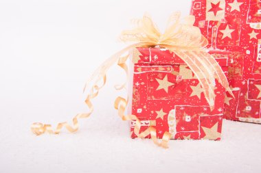 Beyaz kar yakın çekim Noel hediyeleri