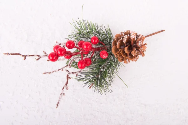 Weihnachtsgeschenke auf weißem Schnee in Nahaufnahme Stockbild