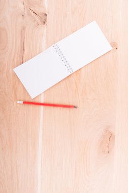 Ahşap arkaplanda defter ve kalem