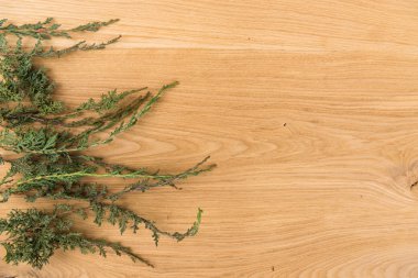 Yeni yıl arka plan üzerinde ahşap bir masa