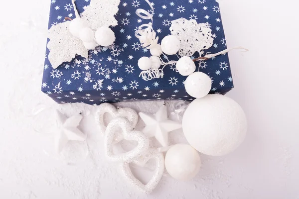 Рождественские подарки на снегу крупным планом — стоковое фото