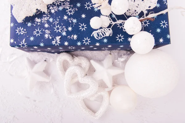 Рождественские подарки на снегу крупным планом — стоковое фото