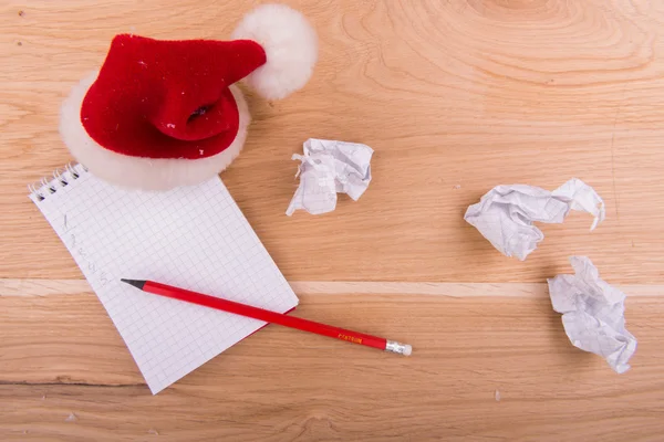 Yeni yıl arka plan üzerinde ahşap bir masa