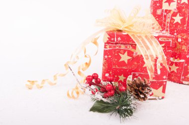 Beyaz kar yakın çekim Noel hediyeleri