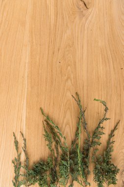 Yeni yıl arka plan üzerinde ahşap bir masa