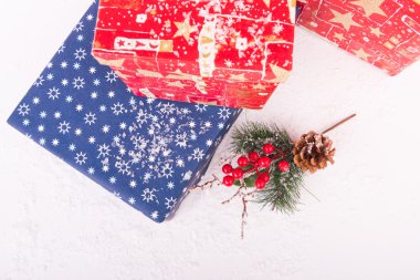 Beyaz kar yakın çekim Noel hediyeleri