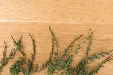 Yeni yıl arka plan üzerinde ahşap bir masa