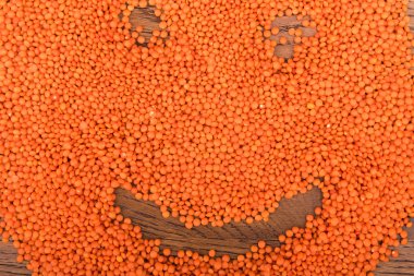 Mercimek ahşap bir zemin üzerine gülen yüzü