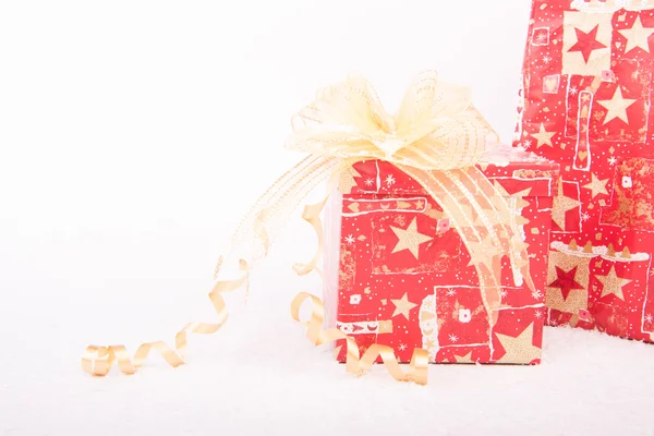 Beyaz kar yakın çekim Noel hediyeleri