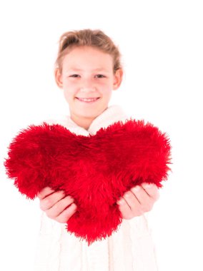 kız beyaz bir arka plan üzerinde kırmızı bir kalp ile