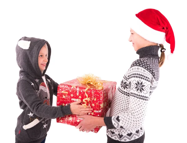 2 menina adolescente com um presente de Ano Novo — Fotografia de Stock