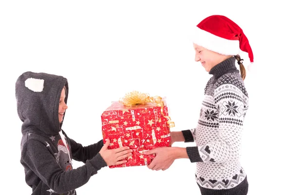 2 ragazza adolescente con un regalo di Capodanno — Foto Stock