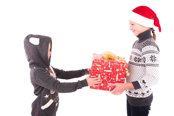 2 ragazza adolescente con un regalo di Capodanno — Foto Stock