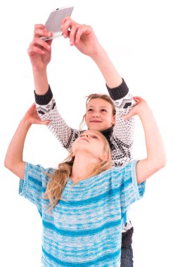 İki genç kız selfie beyaz bir arka plan üzerinde olun.