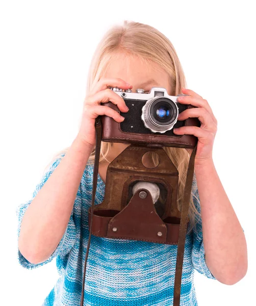 Beyaz bir arka plan üzerinde retro kamera ile genç kız 