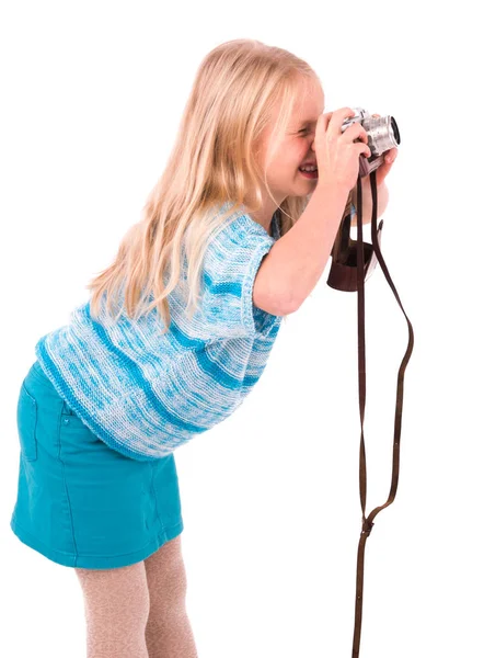 Beyaz bir arka plan üzerinde retro kamera ile genç kız 