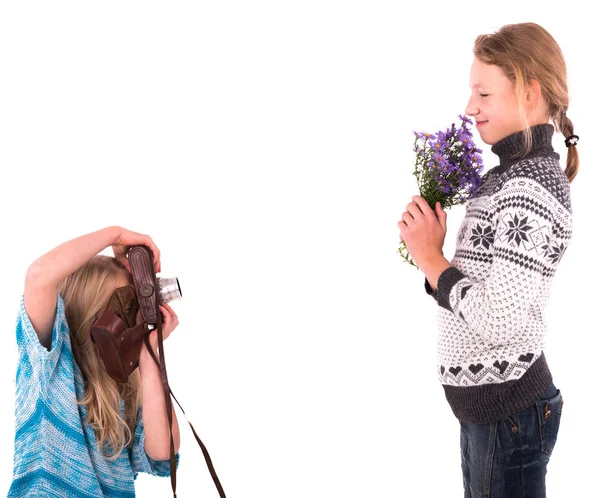 Beyaz bir arka plan üzerinde retro kamera ile genç kız — Stok fotoğraf