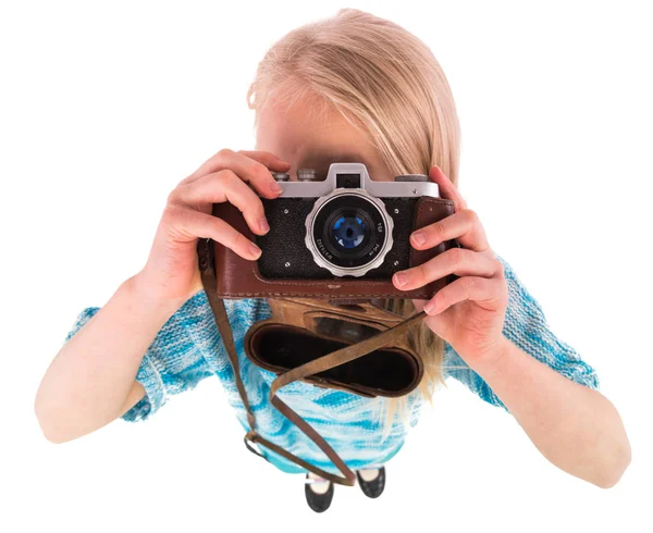 Beyaz bir arka plan üzerinde retro kamera ile genç kız 