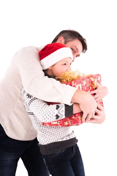 Isä ja tytär joululahjan kanssa — kuvapankkivalokuva