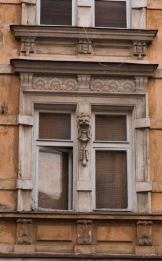 ' kenar mahallelerinde eski bir binanın cephe