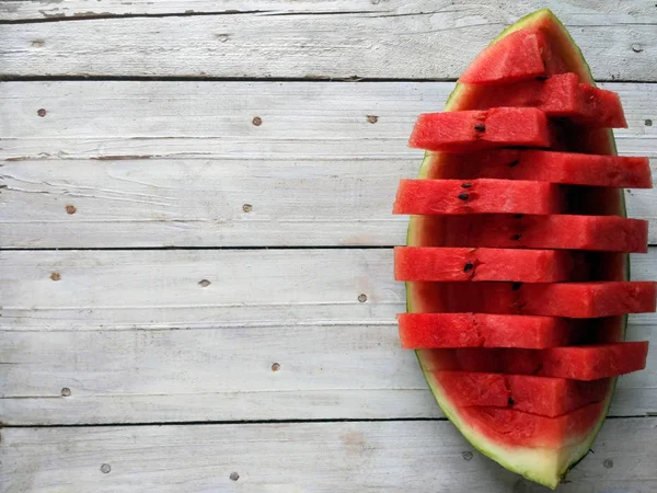 Skär vattenmelon i medelstor skala — Stockfoto