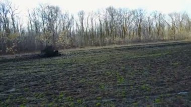 UTV yol dört tekerlekli sürücü spor araba için dereye tepeye sürüş kapalı. 4k Video