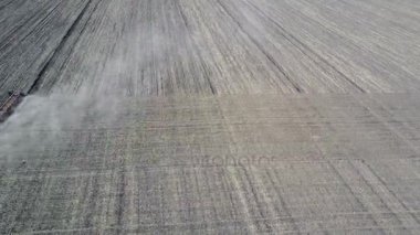 İyi bir çiftçi traktör onun tarla tırmıkları