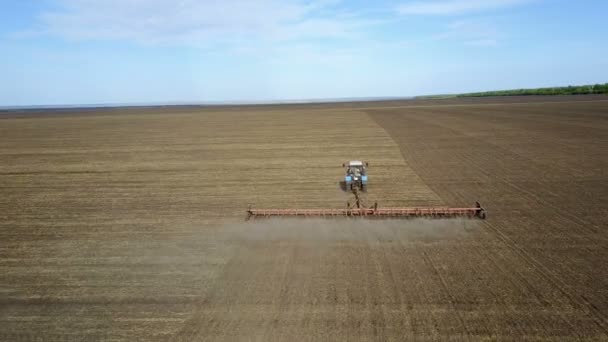 Un bon fermier herse son champ sur le tracteur — Video