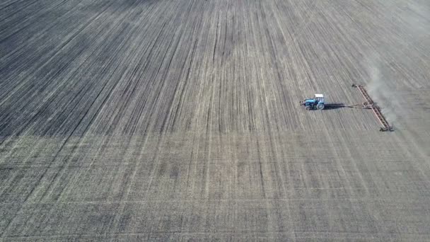 Хороший фермер боронить своє поле на тракторі — стокове відео