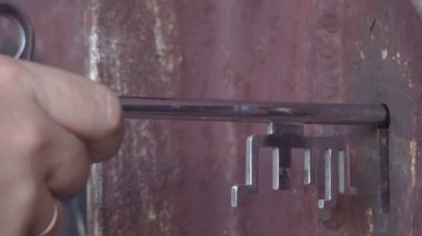 Gümüş bir anahtar ile kapıyı açtı