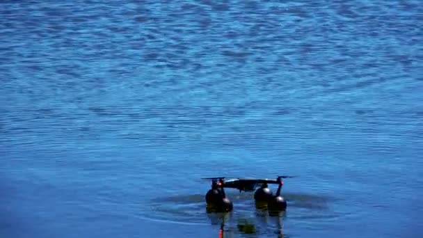 Start der Drohne aus dem Wasser — Stockvideo