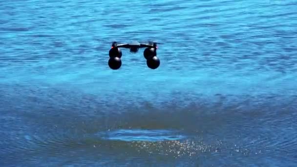 Landung des Drohnen-Quadrokopters auf dem Wasser — Stockvideo