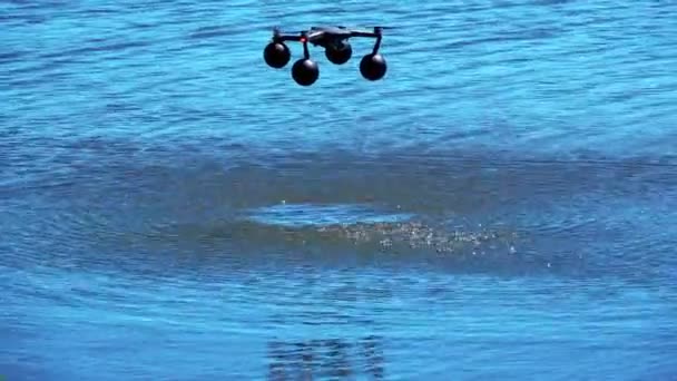 Landning av drone quadrocopter på vattnet — Stockvideo