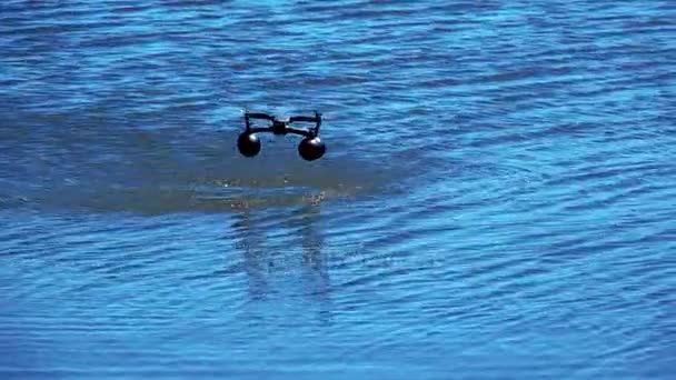 Landning av drone quadrocopter på vattnet — Stockvideo