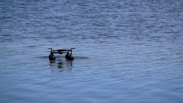 Volando un dron quadrocopter sobre el agua 500 FPS — Vídeos de Stock