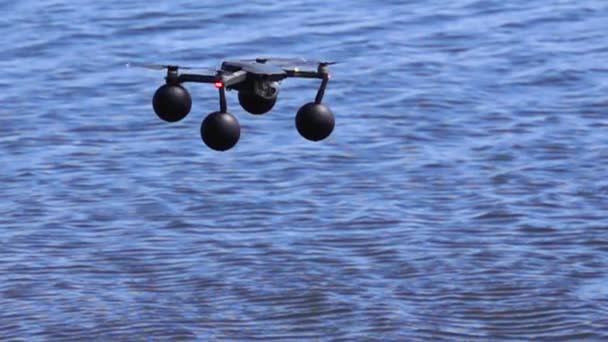 Vliegen een quadrocopter drone boven het water 1000 Fps — Stockvideo