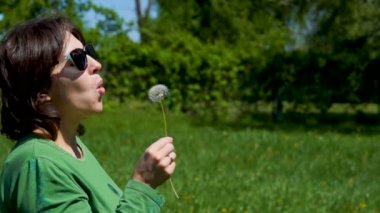 Üfleme karahindiba kız 500 Fps