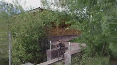 Bir fotoğrafçı bir dron üzerinden bir doğabilimci tarafından gözlenmesi